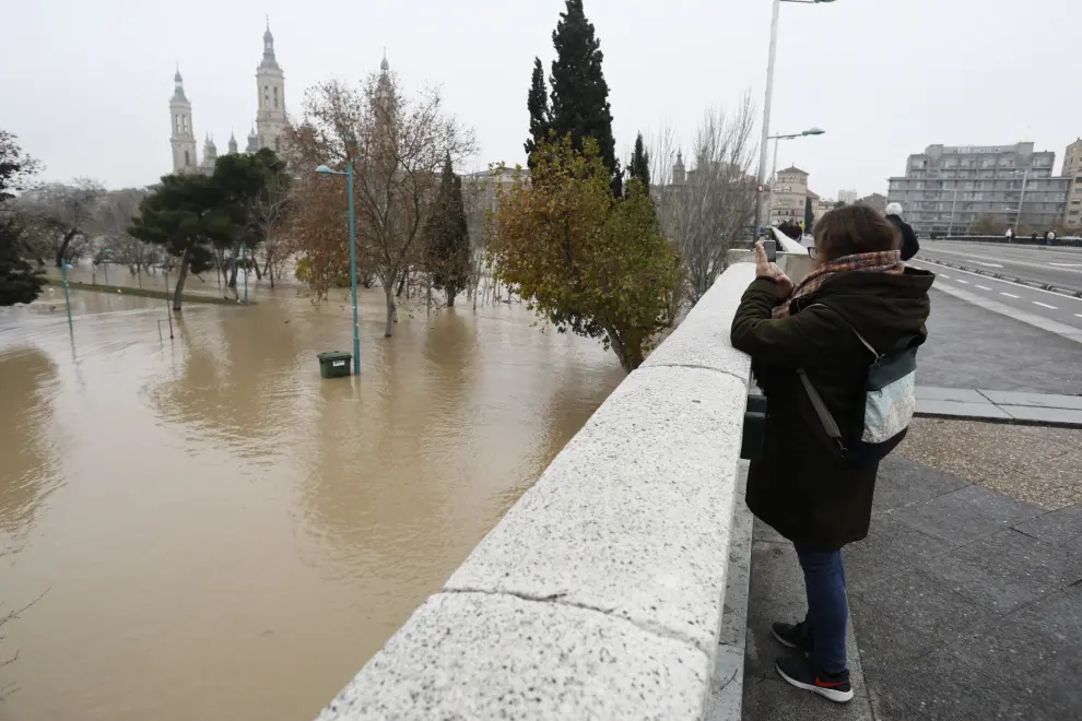El río Ebro, a su paso por Zaragoza este martes, 14 de diciembre.