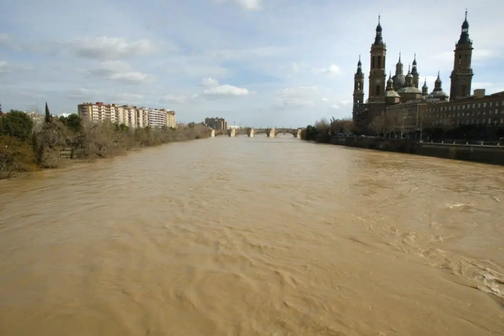 Crecida del río Ebro a su paso por Zaragoza en 2003