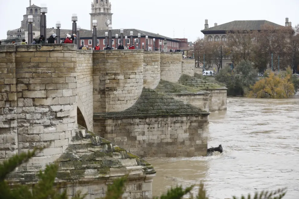 La punta de la crecida del Ebro llega a Zaragoza