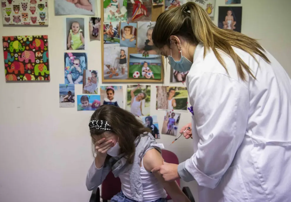 Vacunación de niños en el centro de salud Pirineos de Huesca.