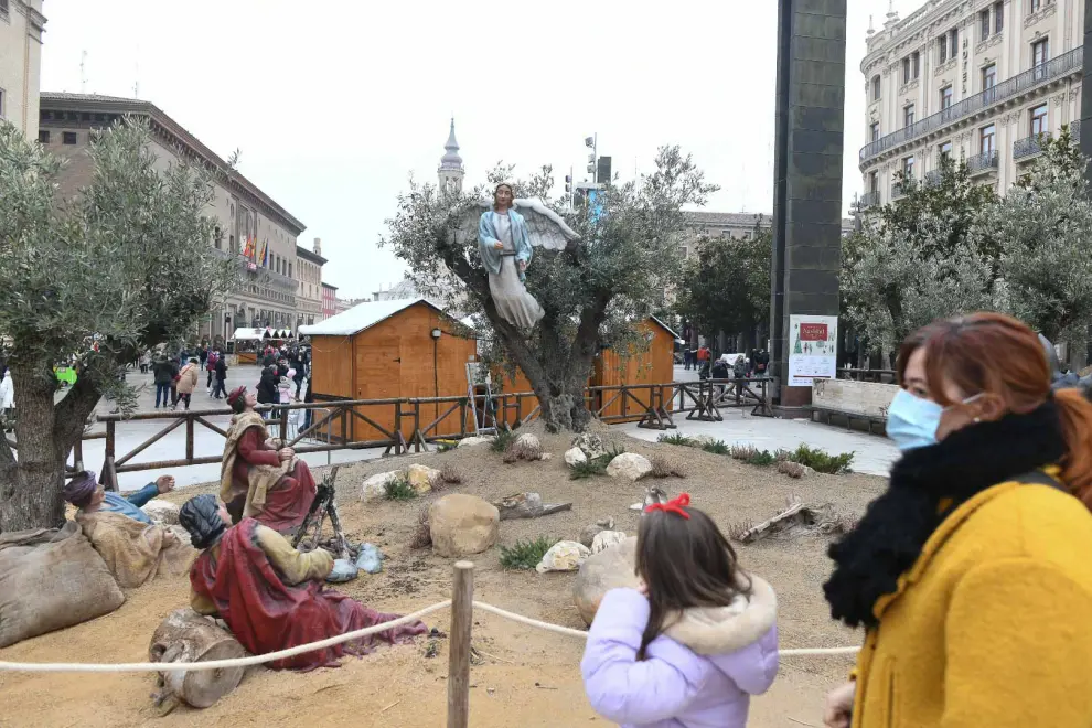 Ambiente navideño este domingo, 19 de diciembre, en la plaza del Pilar de Zaragoza.