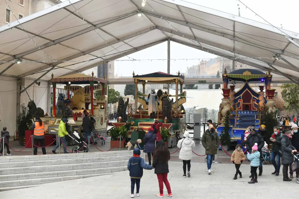 Ambiente navideño este domingo, 19 de diciembre, en la plaza del Pilar de Zaragoza.