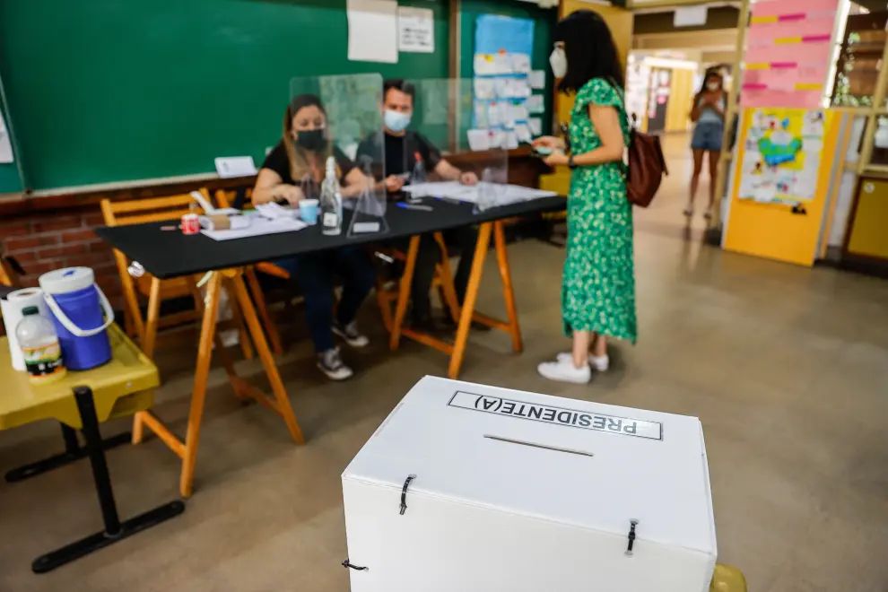 Chilenos en Argentina participan en las elecciones presidenciales de su país