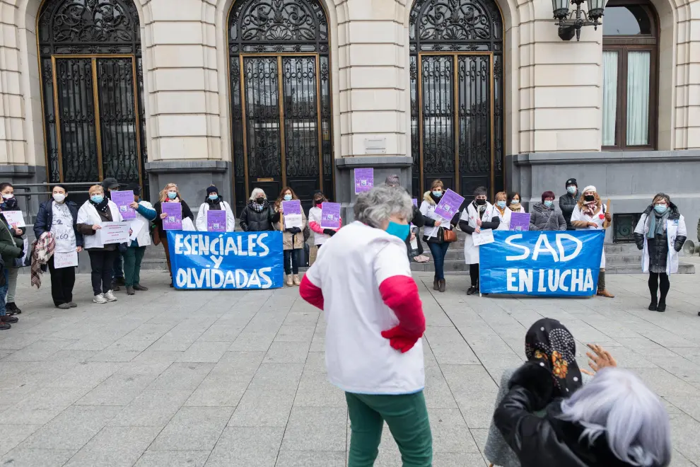 A través de una concentración en plaza de España recuerdan que "hacemos más que limpiar" y piden "un convenio y un salario dignos".