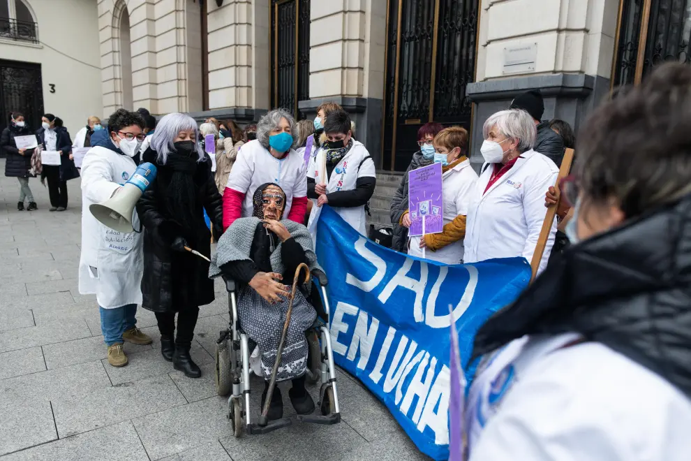 A través de una concentración en plaza de España recuerdan que "hacemos más que limpiar" y piden "un convenio y un salario dignos".