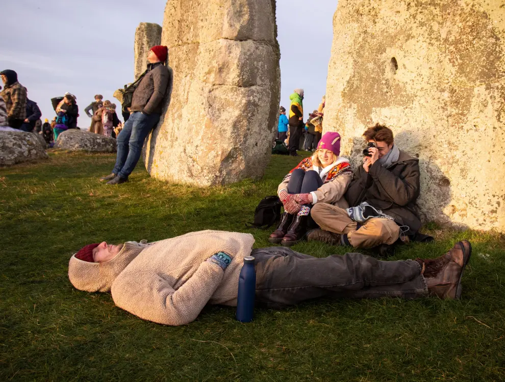 Stonehenge (United Kingdom), 22/12/2021.- Druids and revellers gather to celebrate the winter solstice at Stonehenge, Wiltshire, Britain, 22 December 2021. Despite the spread of the Omicron variant of COVID-19, people from across the country travelled to the 5,000 year old ancient site in the South West of England to celebrate the shortest day of the year in the Northern hemisphere. (Reino Unido) EFE/EPA/JON ROWLEY
 BRITAIN WINTER SOLSTICE