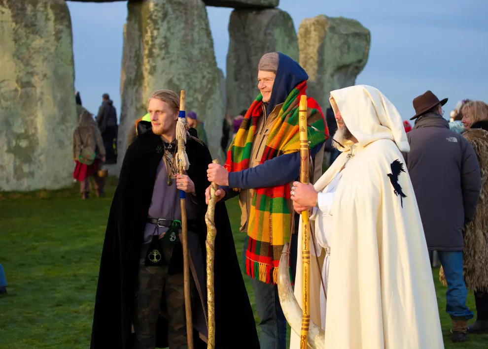 Stonehenge (United Kingdom), 22/12/2021.- A reveller leans against a stone as people gather to celebrate the winter solstice at Stonehenge, Wiltshire, Britain, 22 December 2021. Despite the spread of the Omicron variant of COVID-19, people from across the country travelled to the 5,000 year old ancient site in the South West of England to celebrate the shortest day of the year in the Northern hemisphere. (Reino Unido) EFE/EPA/JON ROWLEY
 BRITAIN WINTER SOLSTICE