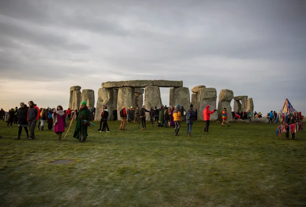 Stonehenge (United Kingdom), 22/12/2021.- Druids and reveller gather to celebrate the winter solstice at Stonehenge, Wiltshire, Britain, 22 December 2021. Despite the spread of the Omicron variant of COVID-19, people from across the country travelled to the 5,000 year old ancient site in the South West of England to celebrate the shortest day of the year in the Northern hemisphere. (Reino Unido) EFE/EPA/JON ROWLEY BRITAIN WINTER SOLSTICE