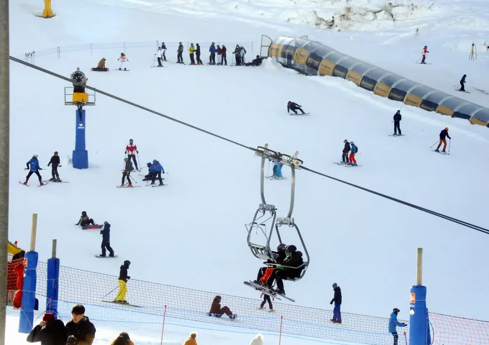 Los aficionados al esquí disfrutaron de una gran jornada este domingo en las estaciones del Pirineo.
