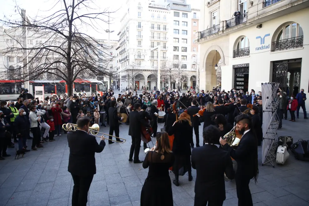 El espectáculo del The Royal Gag Orchestra sale a la calle de Zaragoza