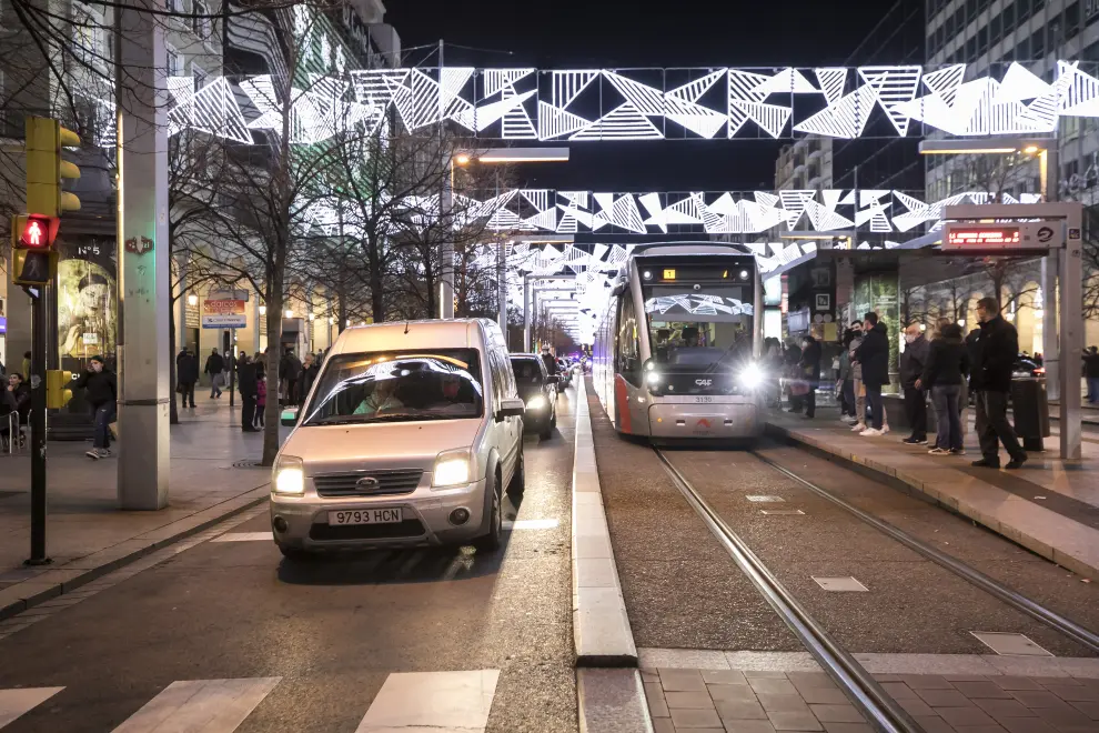 Trabajadores del autobús urbano y el tranvía de Zaragoza han realizado una caravana reivindicativa este jueves, 30 de diciembre.