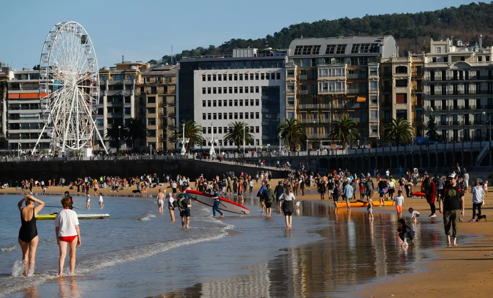 Bañistas el 1 de enero en la playa de La Concha, en San Sebastián