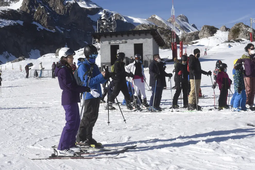Buena afluencia en las estación de Candanchú y Astún para empezar el año esquiando.