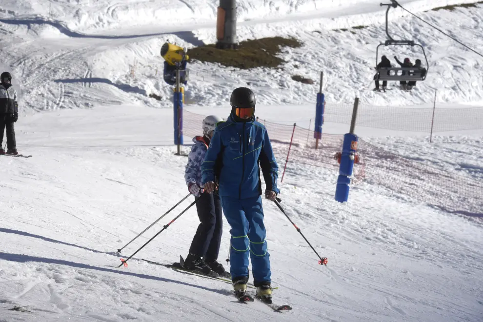 Buena afluencia en las estación de Candanchú y Astún para empezar el año esquiando.