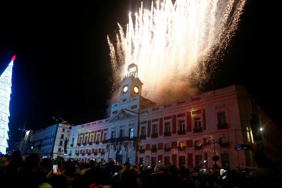 People celebrate New Year's Eve at Zagreb's main square, amid the coronavirus disease (COVID-19) pandemic, Croatia, December 31, 2021. REUTERS/Antonio Bronic NEW YEAR-CROATIA/