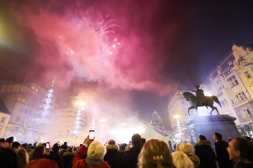 The Brandenburg gate is seen during the New Year's Eve celebrations, amid the coronavirus disease (COVID-19) pandemic in Berlin, Germany December 31, 2021. REUTERS/Annegret Hilse NEW-YEAR/GERMANY FIREWORKS