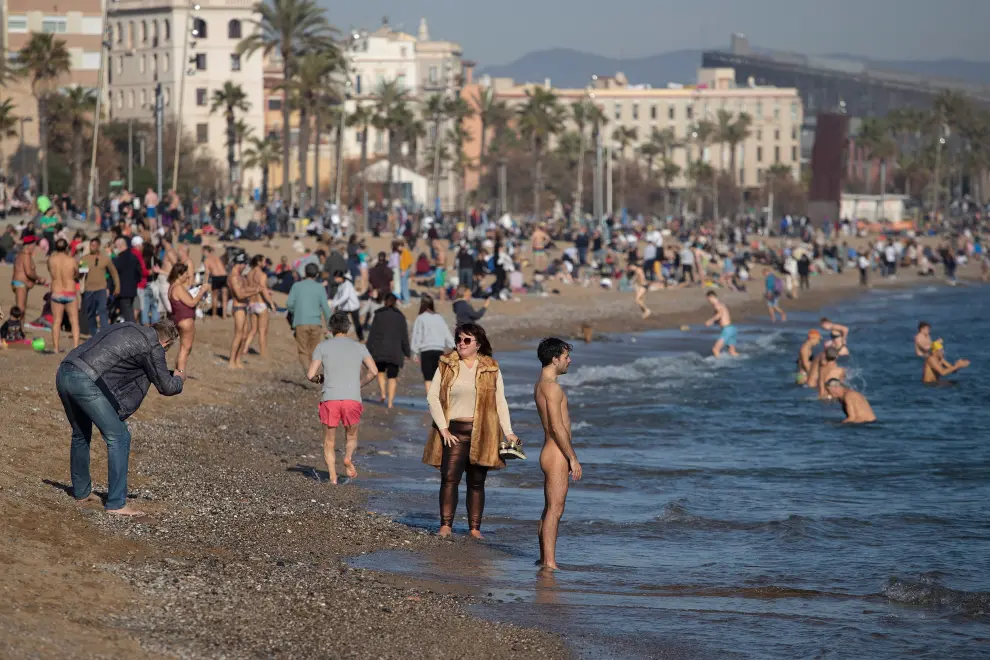 Varias personas se animaron a darse un baño en la playa de Barcelon