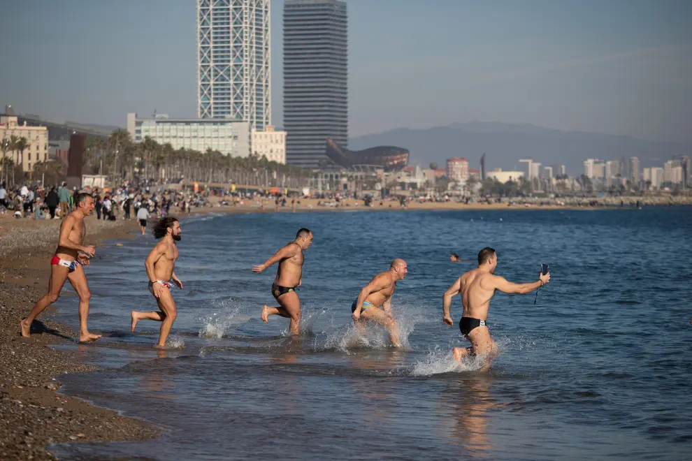 Varias personas se animaron a darse un baño en la playa de Barcelon