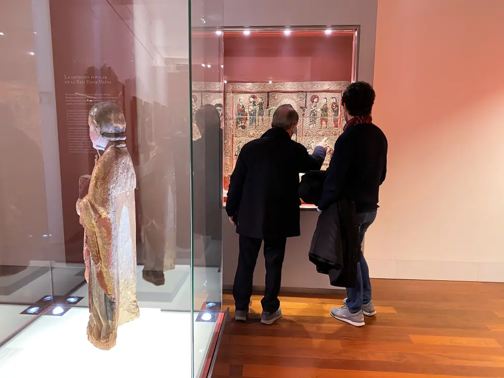 Interés y emoción al contemplar las piezas expuestas en Museo de Barbastro-Monzón