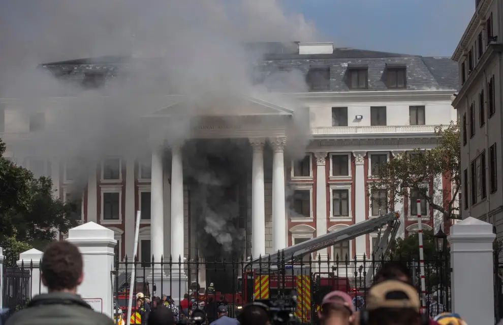 Un virulento incendio se desata en el Parlamento de Sudáfrica