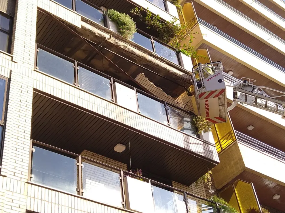 Desprendimiento en un edificio de viviendas de la calle de Luis Vives, en Zaragoza.
