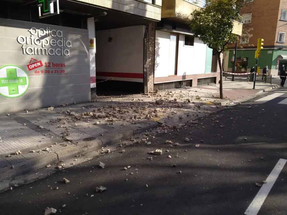 Escombros sobre la acera de la calle de Luis Vives tras el desprendimiento.