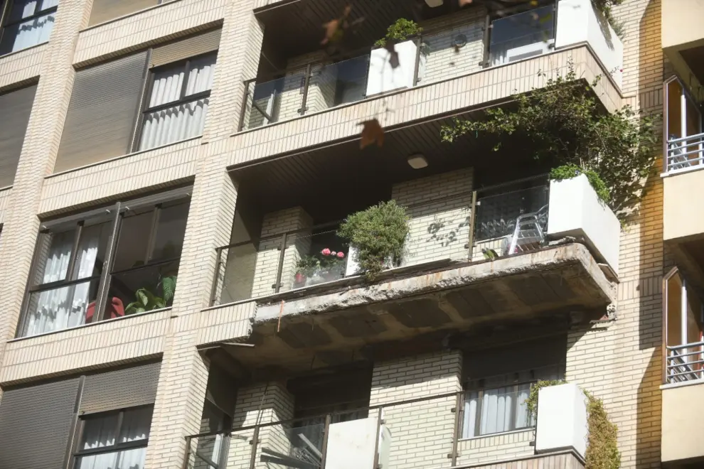Se desprende parte de un balcón en un edificio de viviendas de la calle de Luis Vives, en Zaragoza.