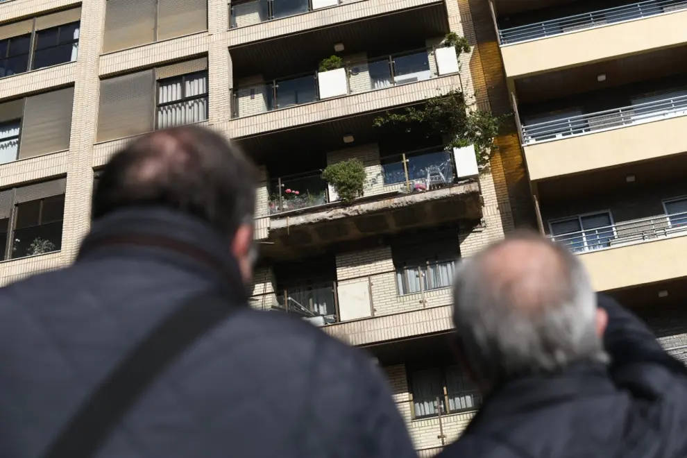 Se desprende parte de un balcón en un edificio de viviendas de la calle de Luis Vives, en Zaragoza.