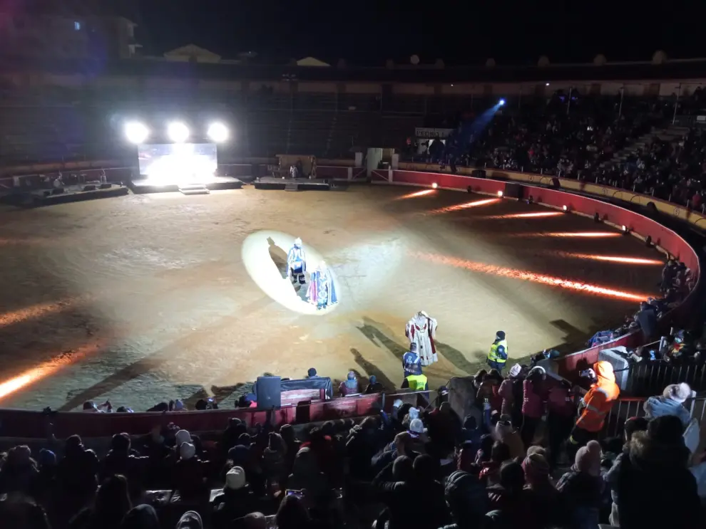 Miles de oscenses se han echado a las calles para disfrutar de la cabalgata de los Reyes y del posterior saludo en la plaza de toros de Huesca.
