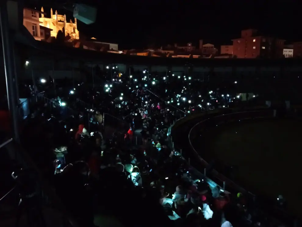 Miles de oscenses se han echado a las calles para disfrutar de la cabalgata de los Reyes y del posterior saludo en la plaza de toros de Huesca.