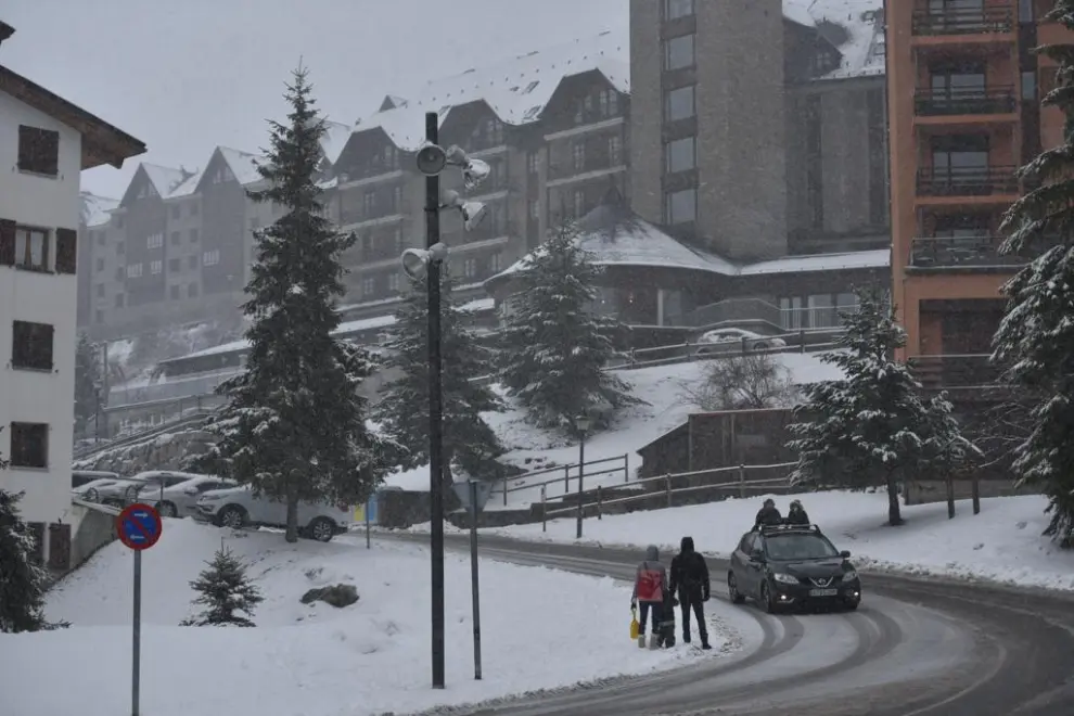 Nevada en Formigal este domingo. La nieve complica el regreso de las vacaciones de Navidad en el Pirineo.