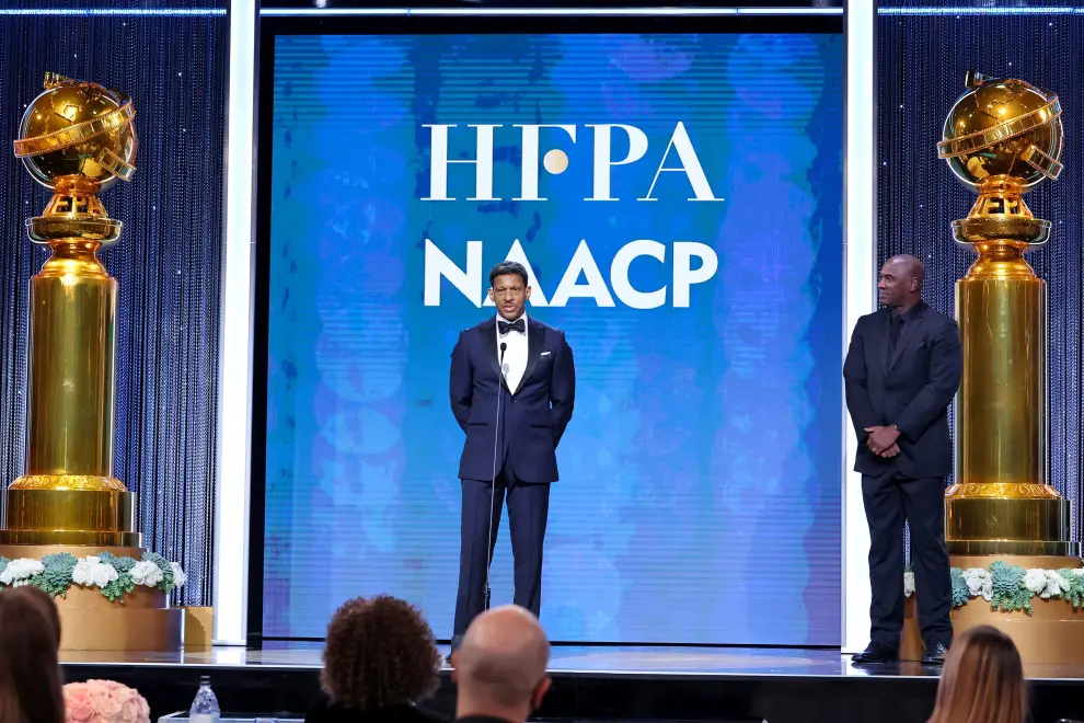 Beverly Hills (United States), 09/01/2022.- A handout photo made available by Getty Images North America showing (L-R) SVP of the NAACP Hollywood Bureau Kyle Bowser and HFPA Chief Diversity Officer Neil Phillips speak onstage during the 79th Annual Golden Globe Awards at The Beverly Hilton in Beverly Hills, California, USA, 09 January 2022. (Estados Unidos) EFE/EPA/Emma McIntyre / HANDOUT HANDOUT EDITORIAL USE ONLY/NO SALES
 USA GOLDEN GLOBES AWARDS 2022