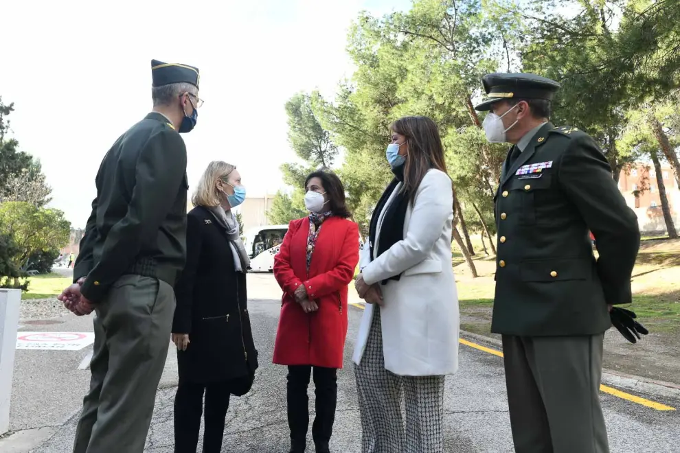 La ministra de Defensa visita el centro de vacunación del Hospital Militar