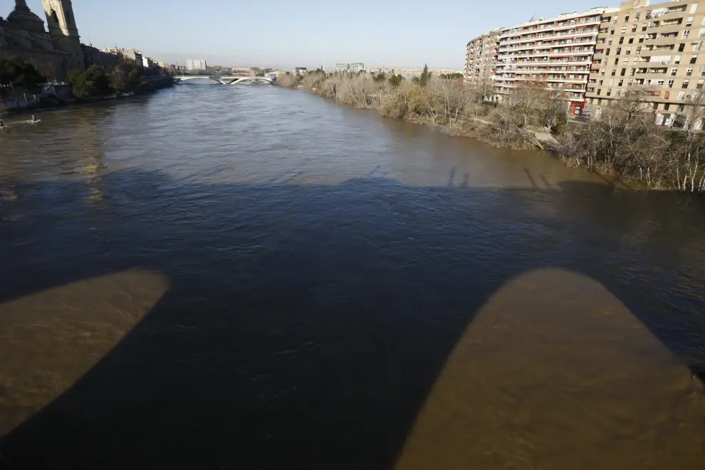 La crecida ordinaria el Ebro, a su paso por Zaragoza