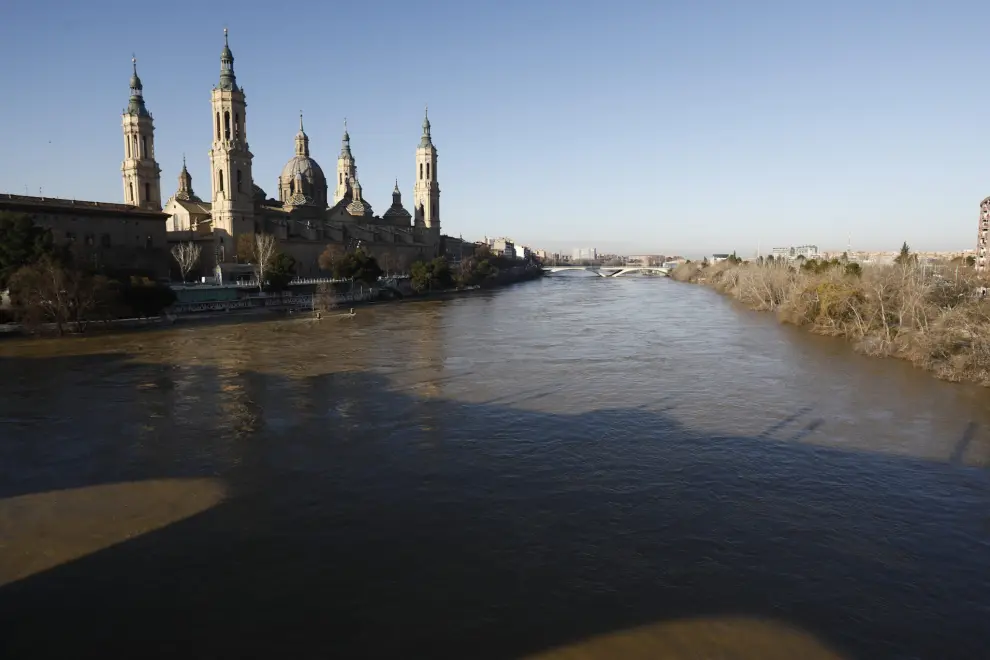 La crecida ordinaria el Ebro, a su paso por Zaragoza