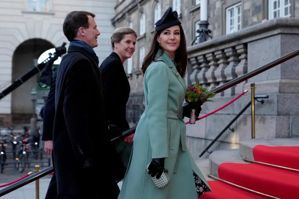 Copenhagen (Denmark), 14/01/2022.- Danish Crown Prince Frederik (front) and Crown Princess Mary (L) arrive to participate in the Danish Parliament's celebration of Queen Margrethe 50th Regent's Anniversary at Christiansborg Caste, in Copenhagen, Denmark, 14 January 2022. Queen Margrethe II acceded Denmark's throne in 1972. The country marks the accession anniversary with low-key celebrations due to the coronavirus pandemic, public celebrations have been delayed to later in September 2022. (Abierto, Dinamarca, Copenhague) EFE/EPA/Mads Claus Rasmussen DENMARK OUT
 DENMARK ROYALTY THRONE JUBILEE