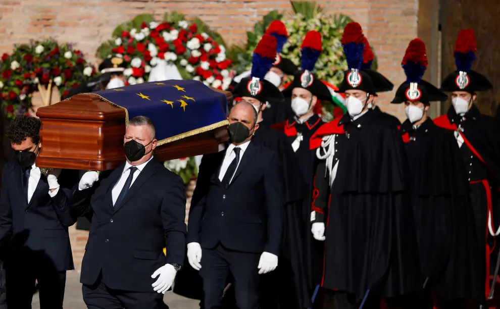 Pallbearers carry the casket of European Parliament President David Sassoli for his funeral at Rome's Basilica of St. Mary of the Angels and of the Martyrs, in Rome, Italy, January 14, 2022. REUTERS/Guglielmo Mangiapane EU-PARLIAMENT/PRESIDENT-FUNERAL