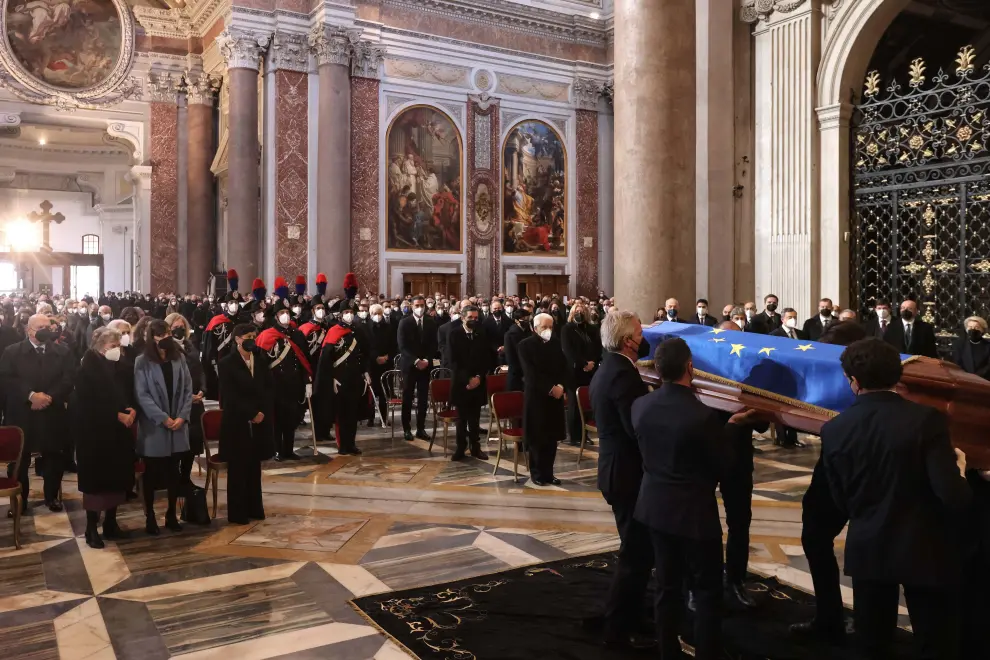 Pallbearers carry the casket of European Parliament President David Sassoli during his funeral at Rome's Basilica of St. Mary of the Angels and of the Martyrs, in Rome, Italy, January 14, 2022. REUTERS/Guglielmo Mangiapane EU-PARLIAMENT/PRESIDENT-FUNERAL