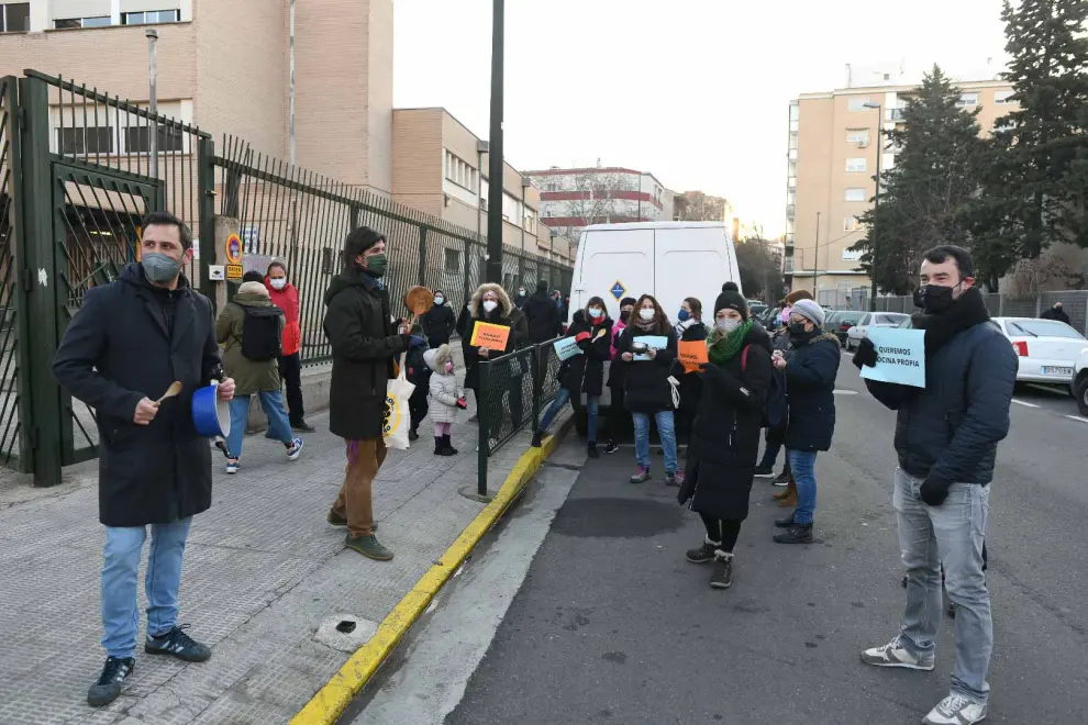Concentración a las puertas del colegio público Puerta de Sancho, este martes por la mañana en Zaragoza.