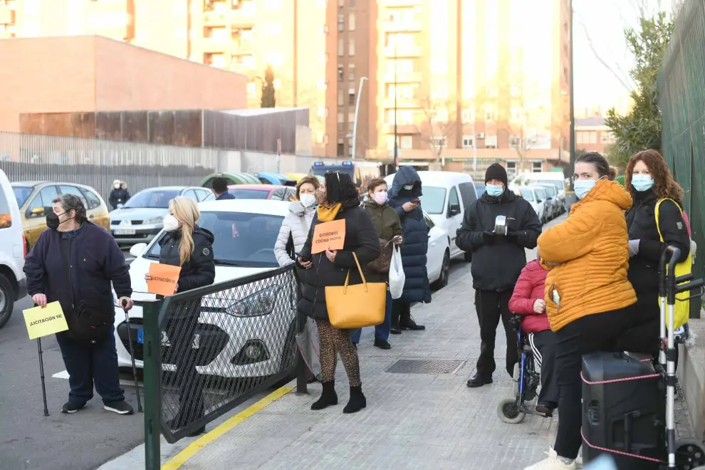 Concentración a las puertas del colegio público Puerta de Sancho, este martes por la mañana en Zaragoza.