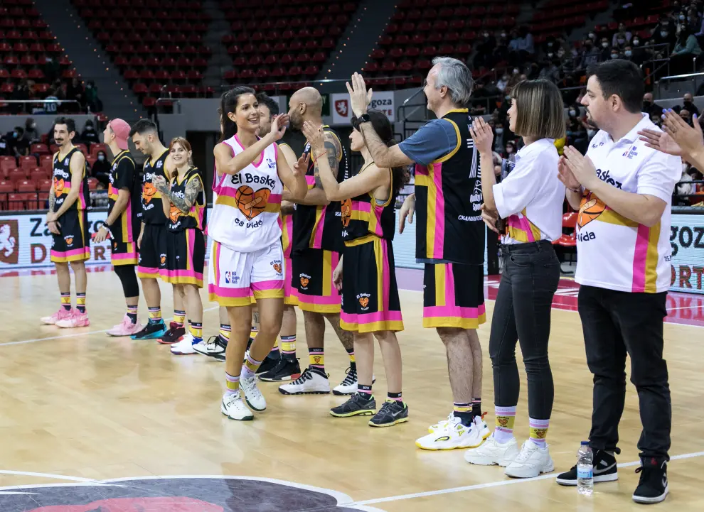 Foto del partido solidario 'Basket contra el cáncer', en el pabellón Príncipe Felipe de Zaragoza
