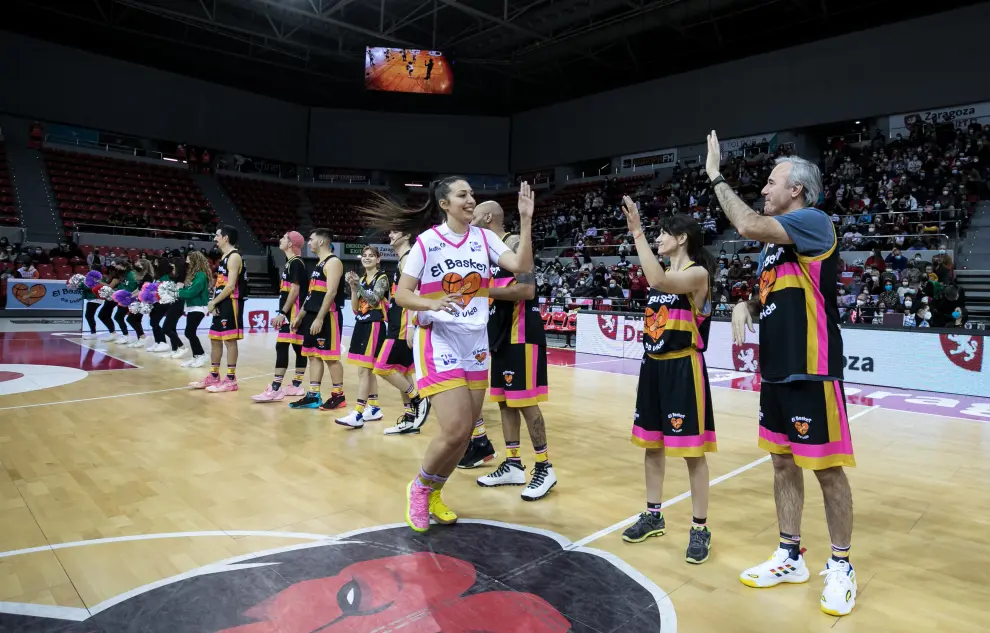 Foto del partido solidario 'Basket contra el cáncer', en el pabellón Príncipe Felipe de Zaragoza