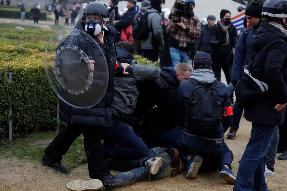 Fuertes disturbios en una protesta en Bruselas contra las restricciones covid