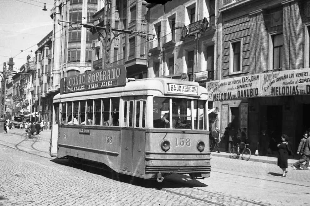 El tranvía de Zaragoza a su paso por el Coso, enfrente del Teatro Principal. Finales años 40.