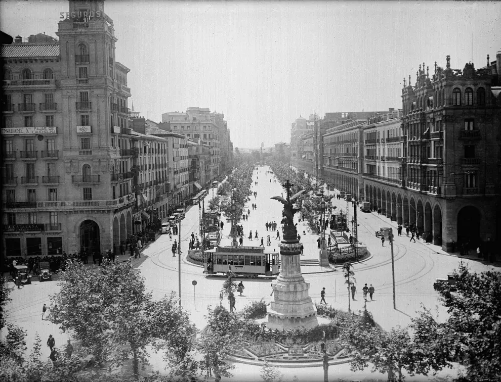 La plaza de España y el tranvía en el paseo de la Independencia de Zaragoza. Años 30.