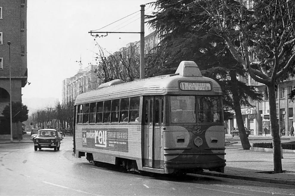 Un tranvía de la línea 11 Parque-San José, circulando por Zaragoza (década de 1970).