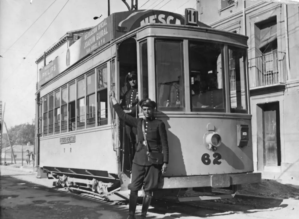 Un tranvía de la línea de Torrero conducido por guardias de asalto. Años 30.