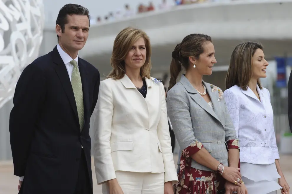 Iñaki Urdangarin, las infantas Cristina y Elena, y la entonces princesa Letizia, en la Expo de Zaragoza.