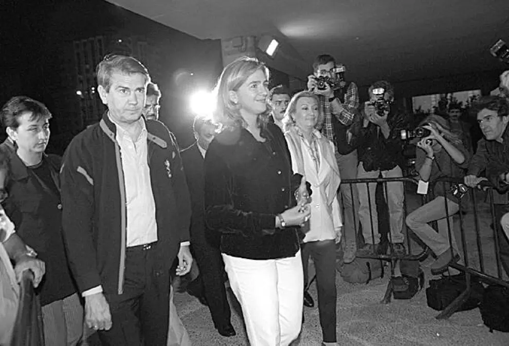 La infanta Cristina, en su visita a Zaragoza para asistir con Iñaki Urdangarin al concierto de Mikel Jackson, en 1997. En la imagen, con el presidente Santiago Lanzuela.