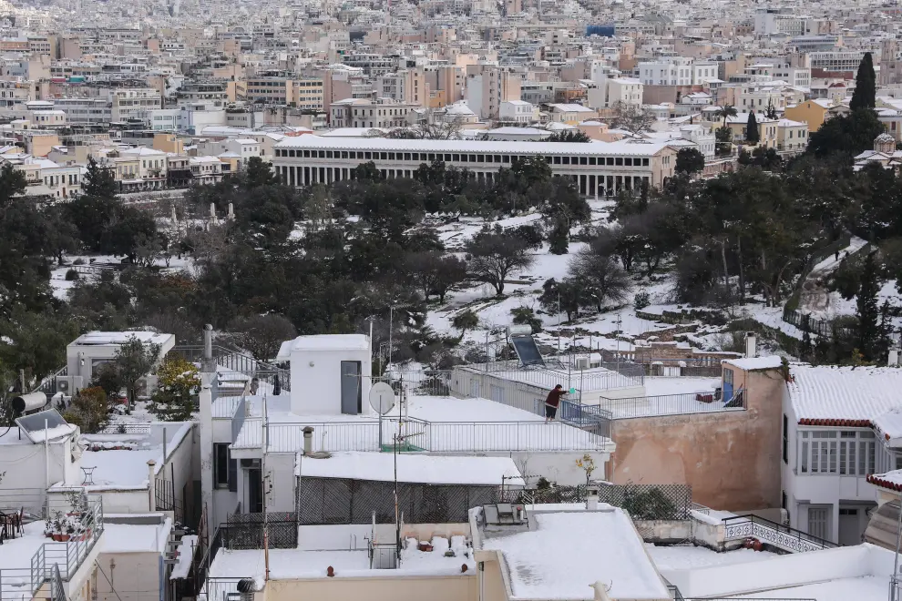 Athens (Greece), 25/01/2022.- The ancient temple of the Parthenon after a snowfall in Athens, Greece, 25 January 2022. A bad weather front, named Elpis by the National Meteorological Services (EMY), has caused frozen temperatures, stormy winds and heavy snowfall since 22 January. (Grecia, Atenas) EFE/EPA/GEORGE VITSARAS
 GREECE WEATHER SNOW